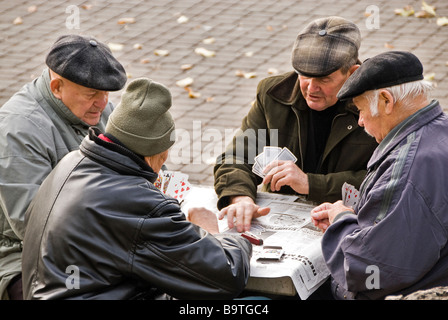 Gruppe von alten Männern Spielkarten in Wohrmann´s Garten, Riga, Lettland, Europa Stockfoto