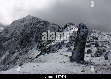 Yr Wyddfa, den Gipfel des Snowdon und der höchste Berg in Wales, betrachtet aus der Marker-Säule an der Spitze des Pyg Tracks Stockfoto