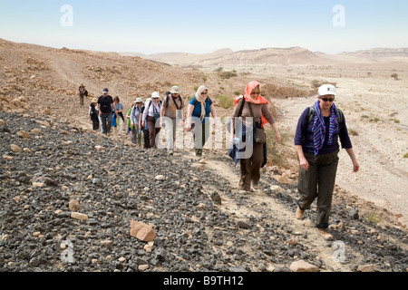 Jordanien Tourismus; im mittleren Alter Touristen zu Fuß auf eine geführte Tour in die Wüste, Dana, südlichen Jordanien, Naher Osten Stockfoto