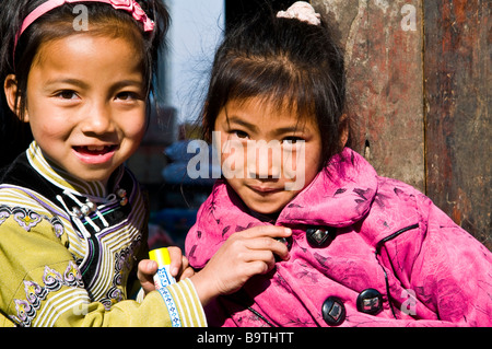 Niedliche Akha / Hani (Hani heißt Minderheit in China) Kinder. Stockfoto