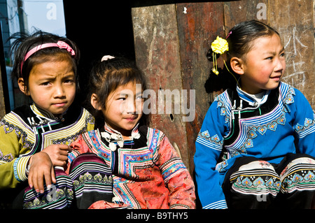 Niedliche Akha / Hani (Hani heißt Minderheit in China) Kinder. Stockfoto