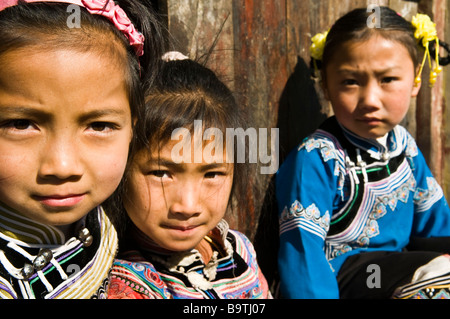 Niedliche Akha / Hani (Hani heißt Minderheit in China) Kinder. Stockfoto