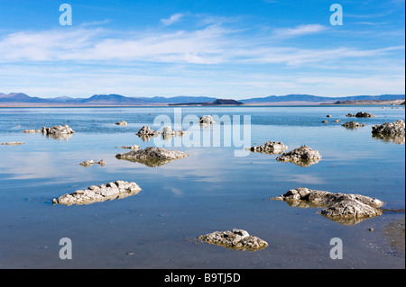 Kalktuff-Formationen in Mono Lake nur off uns Highway 395, High Sierra, Kalifornien, USA Stockfoto