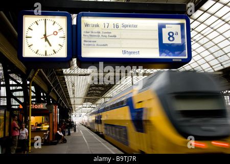 ein Sprinter intercity Bahnsteig verlassen Centraal Station in Amsterdam holland Stockfoto