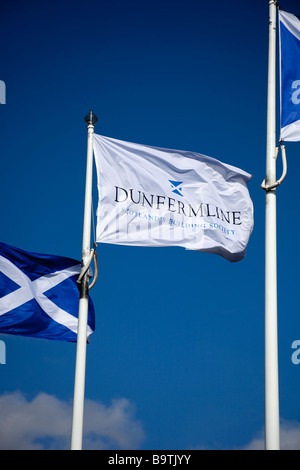 Fahnen Dunfermline Building Society, Head Office, Fife, Schottland, UK, Europa Stockfoto