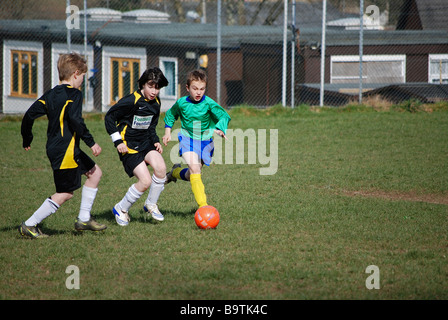 primäre Schuljungen, die Fußball spielen, uk Stockfoto