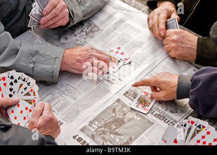 Gruppe von alten Männern Spielkarten in Wohrmann´s Garten, Riga, Lettland, Europa Stockfoto