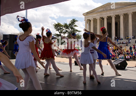Kleine Ballett-Tänzer auf der Bühne Stockfoto