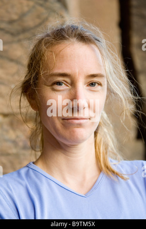 Ein Porträt von Mitte 30 s kaukasischen Frau im Freien mit strubbeligem Haar Stockfoto