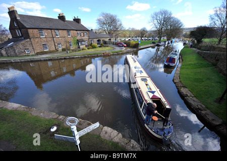 Bild zeigt die Kreuzung trifft den Peak Forest Kanal den Kanal Macclesfield in Marple Cheshire Stockfoto