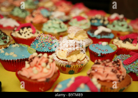 Viele kleine Kuchen in Reihen Stockfoto