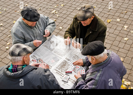 Gruppe von alten Männern Spielkarten in Wohrmann´s Garten, Riga, Lettland, Europa Stockfoto