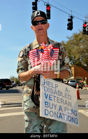 Weiße männliche Armee Kriegsinvalide verkauft Fahnen am Lake Wales Karneval Feier Central Florida Vereinigte Staaten Stockfoto