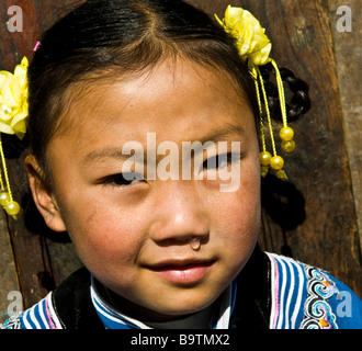 Niedliche Akha / Hani (Hani heißt Minderheit in China) Mädchen. Stockfoto