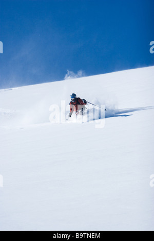 Mann Ski Hot Dog Bowl an einem Pulver-Tag Stockfoto