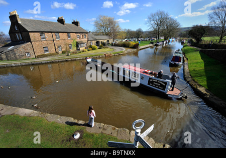 Bild zeigt die Kreuzung trifft den Peak Forest Kanal den Kanal Macclesfield in Marple Cheshire Stockfoto