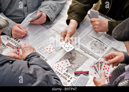 Gruppe von alten Männern Spielkarten in Wohrmann´s Garten, Riga, Lettland, Europa Stockfoto