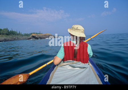 Frau am Lake Superior in Isle Royale National Park Michigan BEAN ALPix 0001 Kajak Stockfoto