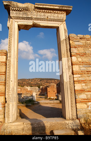 Eine alte Tür in den Ruinen der Kirche St Mary in Ephesus-Türkei Stockfoto