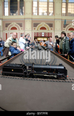 O Gauge Schulen-Klasse Lok 'Malvern"auf Drehteller am Modell-Eisenbahn-Ausstellung Stockfoto