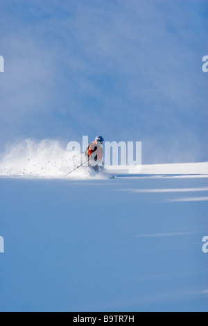 Mann Ski Hot Dog Bowl an einem Pulver-Tag Stockfoto