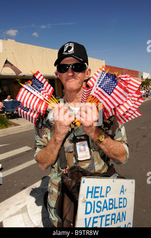 Weiße männliche Armee Kriegsinvalide verkauft Fahnen am Lake Wales Karneval Feier Central Florida Vereinigte Staaten Stockfoto