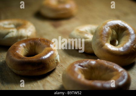 Frische Bagels auf der Holztheke Stockfoto