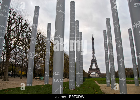 Blick auf den Eiffelturm durch Spalten mit Frieden Schriften in verschiedenen Sprachen, Champs de Mars, Paris, Frankreich, Europa Stockfoto