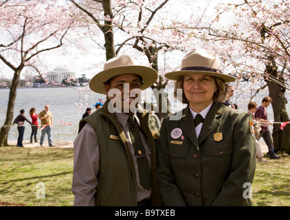 US National Parks Service Superintendent Stephanie Toothman Posen mit Parkranger Stockfoto