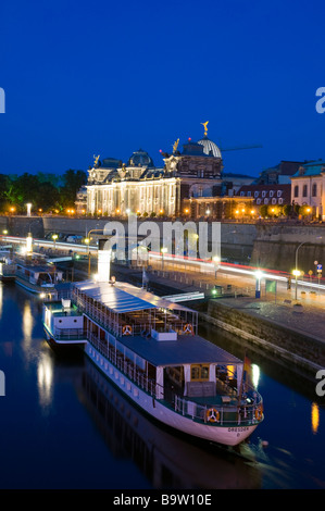 Blick Über Die Elbe Auf Barocke Altstadt Bei Dümmerung Historische Kulisse Brühlsche Terrasse SchaufelraddampferDresden Sachsen Stockfoto