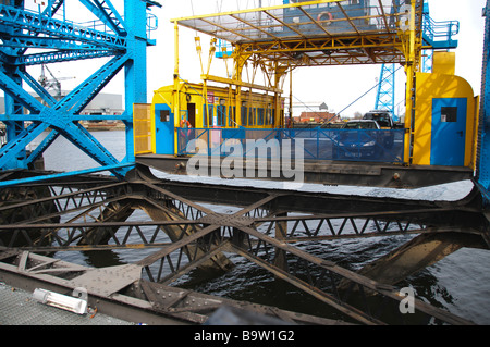 Die Gondel der vertikalen Schwebefähre in Middlesborough, Northumbria Stockfoto