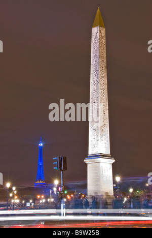 Louxor Obelisk und den Eiffelturm in der Nacht. Blick von der Concorde-Platz, Paris, Frankreich, Europa Stockfoto