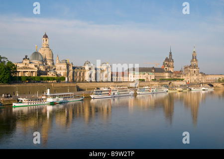 Blick Über Die Elbe Auf Barocke Altstadt Historische Kulisse Brühlsche Terrasse Schaufelraddampfer Dresden Sachsen Deutschland Stockfoto