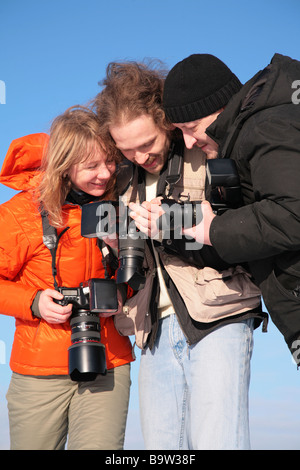 drei Fotografen gegen blauen Himmel 3 Stockfoto