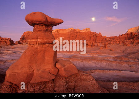 Mondaufgang in der Dämmerung über ausgewaschene Felsen aus Goblin Valley State Park in Utah Stockfoto