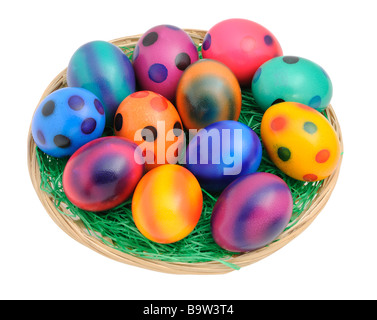 Gefärbte Ostereier in einem Nest isoliert auf weißem Hintergrund Stockfoto