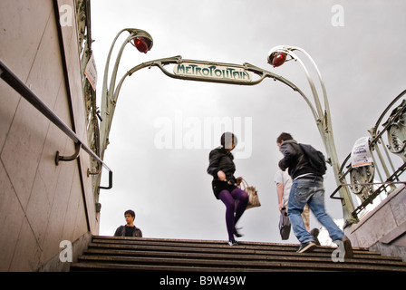 Menschen gehen in die und aus der Paris u-Bahn, Paris, Frankreich, Europa Stockfoto