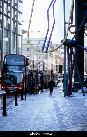 Mann zu Fuß auf gefrorenen Weg nach London Februar 2009 schneit Stockfoto