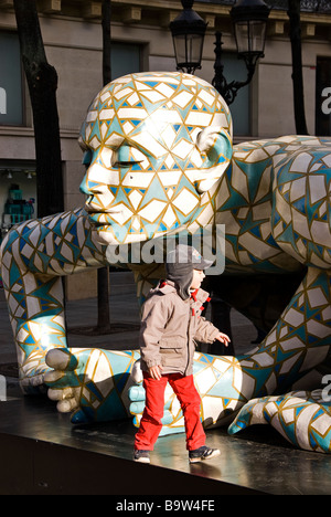 Jungen spielen um eine farbenfrohe Statue eines Mannes vor der Universität Sorbonne, Paris, Frankreich, Europa Stockfoto