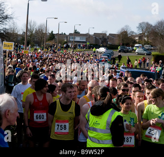 Marathonläufer zu Jahresbeginn Dronfield 10K laufen in Derbyshire, England Stockfoto