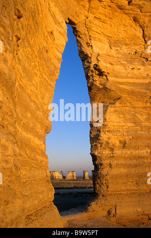 Natürliche Fenster am Denkmal Rocks National Landmark nördlich von Scott Stadt Kansas USA Stockfoto