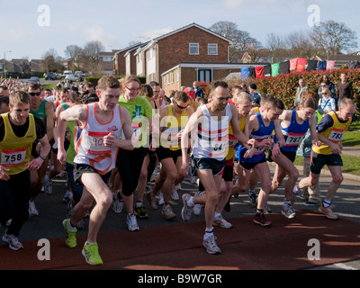 Marathonläufer zu Jahresbeginn Dronfield 10K laufen in Derbyshire, England Stockfoto