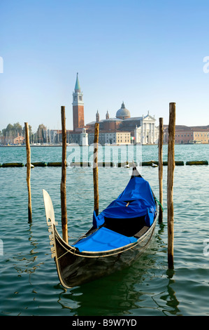 Eine Reihe von blauen Gondeln angedockt am Ufer in Venedig Italien Stockfoto