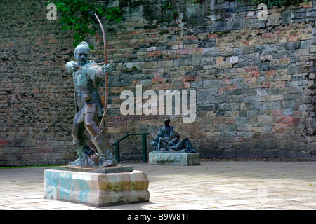 Robin Hood-Statue außerhalb Nottingham Castle Nottinghamshire Grafschaft England Großbritannien UK Stockfoto