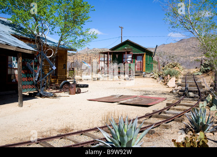 Alte Gebäude und Bergbau Zug verfolgen in den wilden Westen Stadt von Chlorid Arizona USA Stockfoto