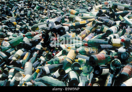 Müll Entsorgung recyceltem Glas Masse Müll Konglomerat stapelten sich außen farbige Flaschen Tumbler Glas Stockfoto