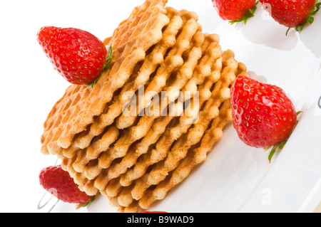 Waffeln und eine Erdbeere Isolation auf der weißen Stockfoto