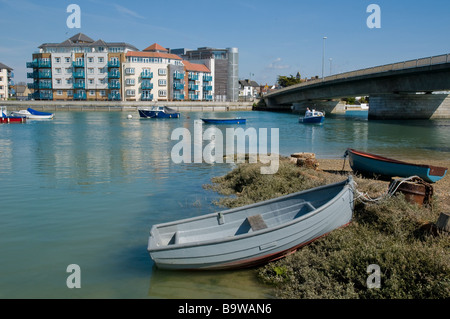 Ein kleines Ruderboot am Ufer des Flusses bei Shoreham, West Sussex, England. Stockfoto