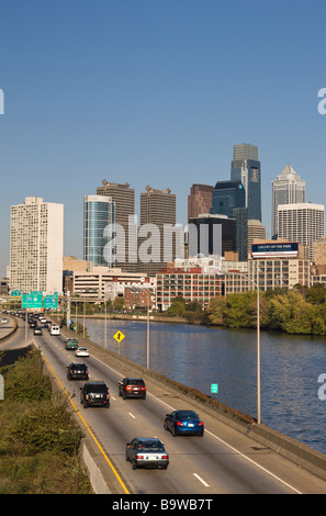 2013 HISTORISCHE ROUTE I-76 SCHUYLKILL EXPRESSWAY SCHUYLKILL RIVER DOWNTOWN SKYLINE PHILADELPHIA PENNSYLVANIA USA Stockfoto