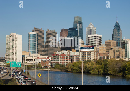 2013 HISTORISCHE ROUTE I-76 SCHUYLKILL EXPRESSWAY SCHUYLKILL RIVER DOWNTOWN SKYLINE PHILADELPHIA PENNSYLVANIA USA Stockfoto